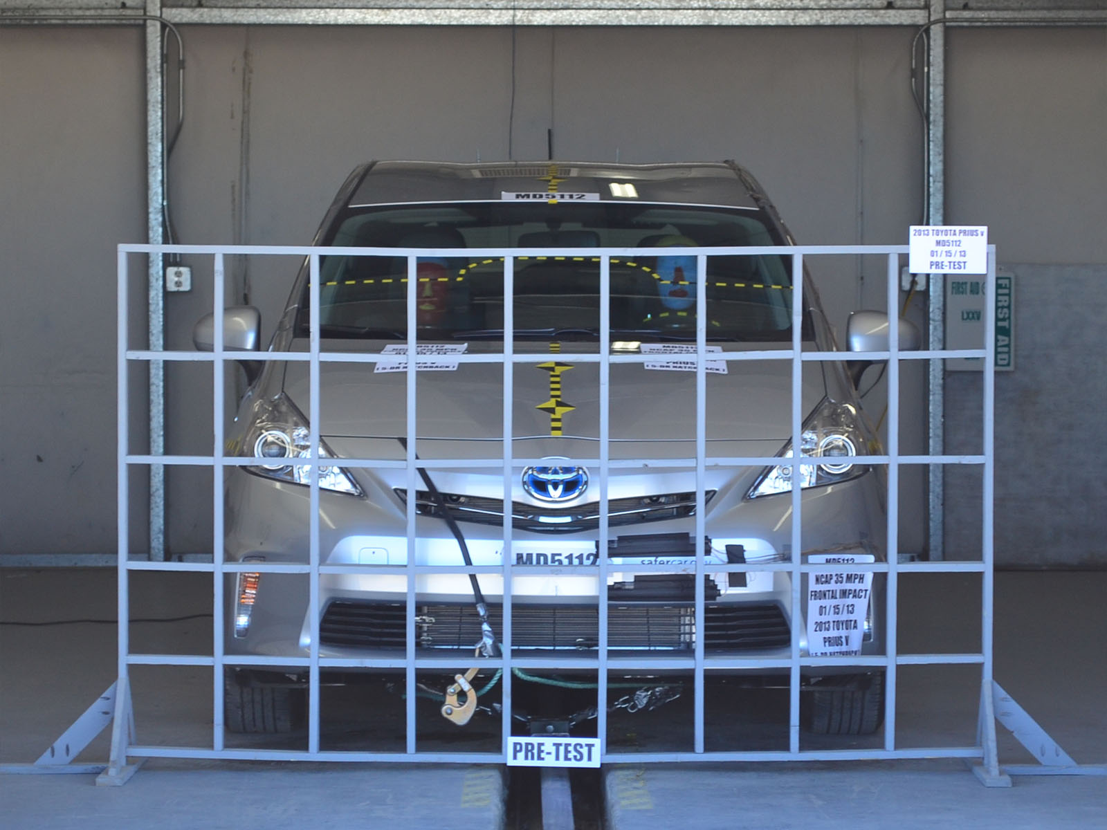 2013 TOYOTA PRIUS V crash-test photo