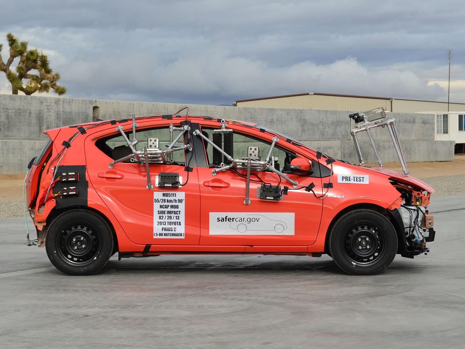 2013 TOYOTA PRIUS C crash image 13