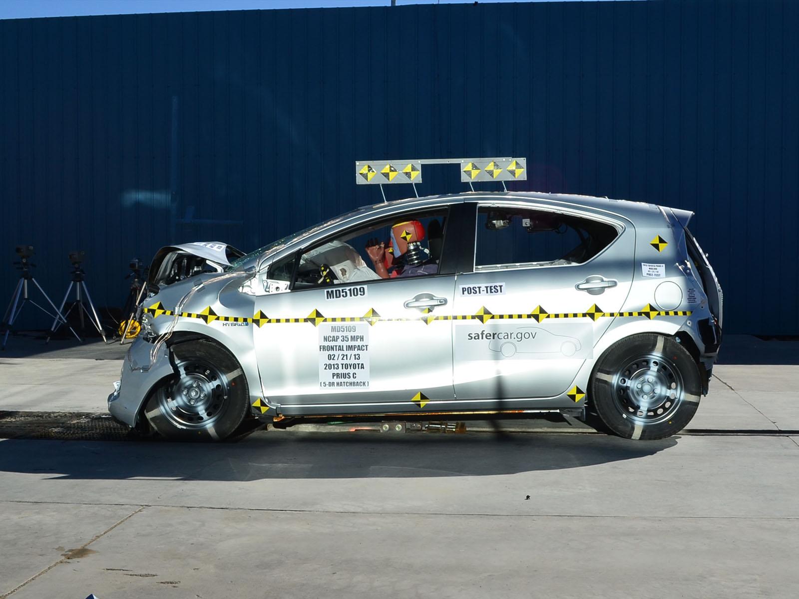 2013 TOYOTA PRIUS C crash image 11