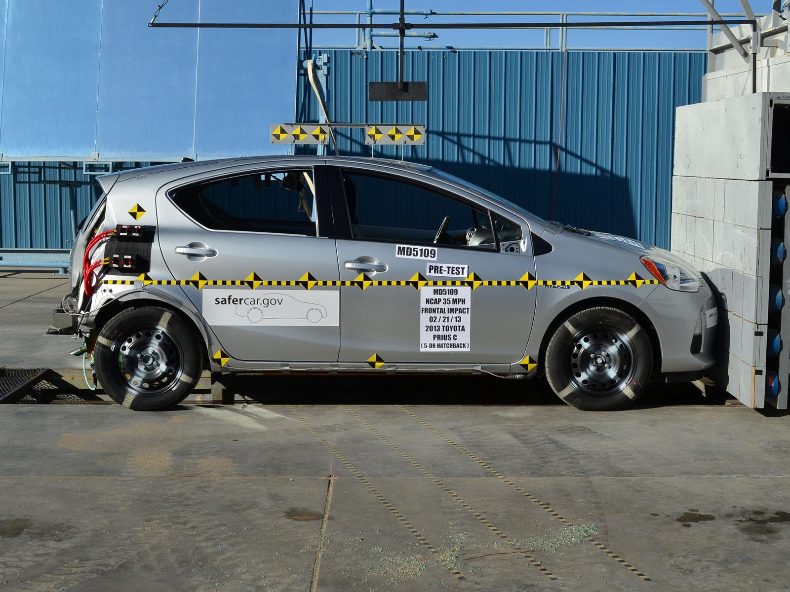 2013 TOYOTA PRIUS C crash image 12
