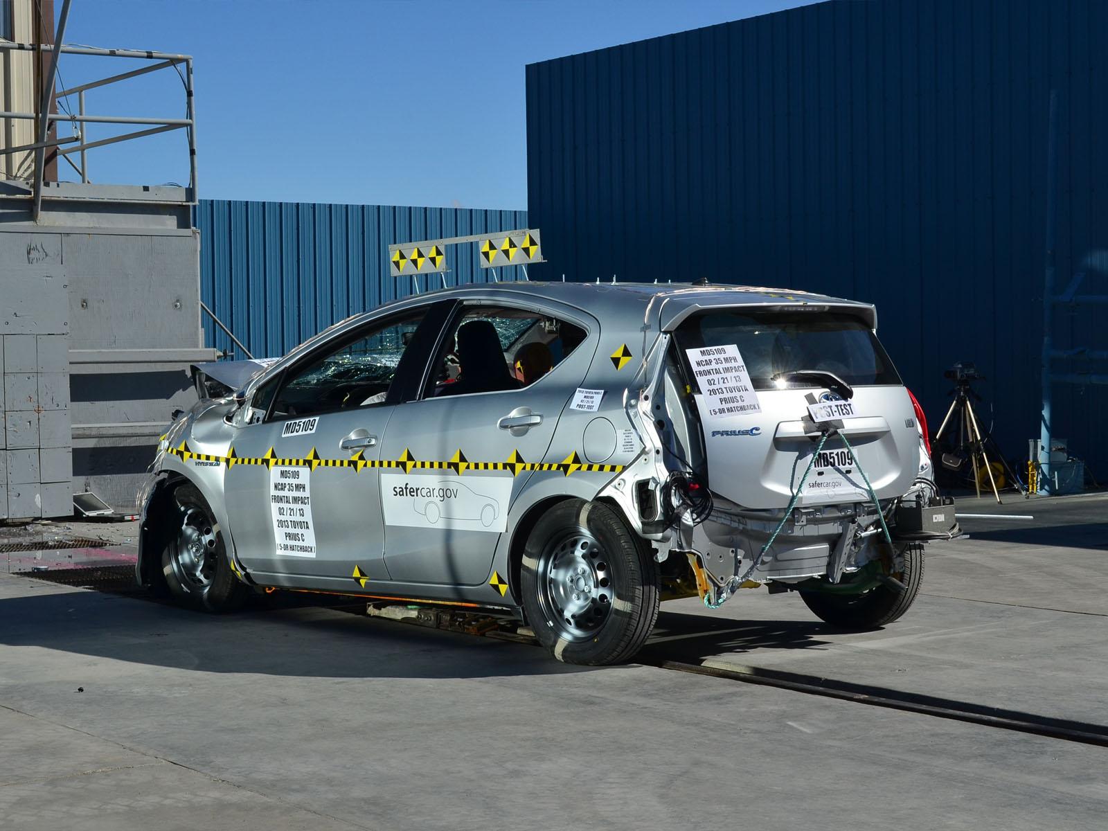 2013 TOYOTA PRIUS C crash image 17