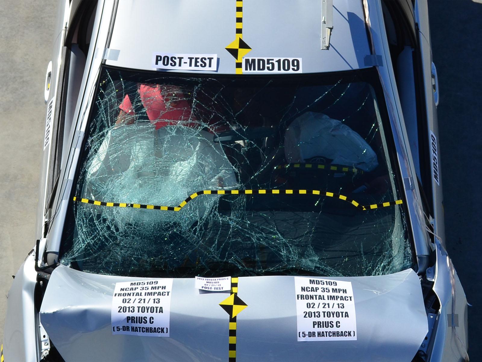 2013 TOYOTA PRIUS C crash image 19