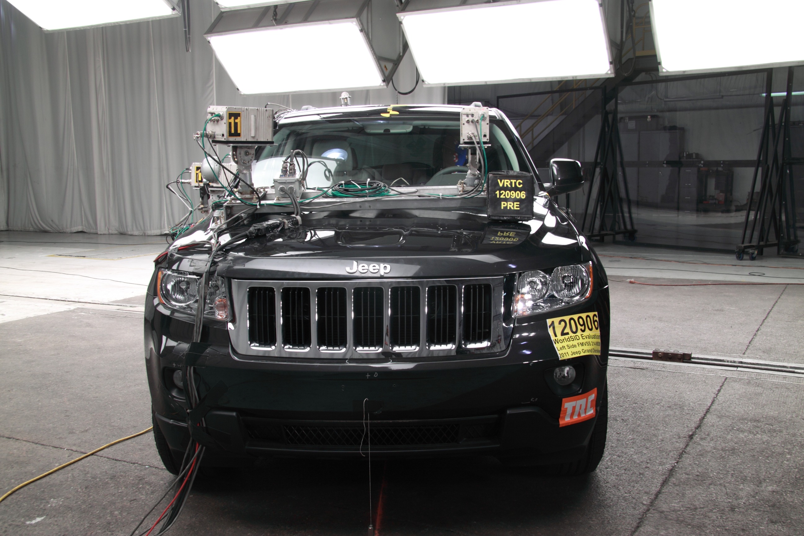 2011 JEEP GRAND CHEROKEE crash image