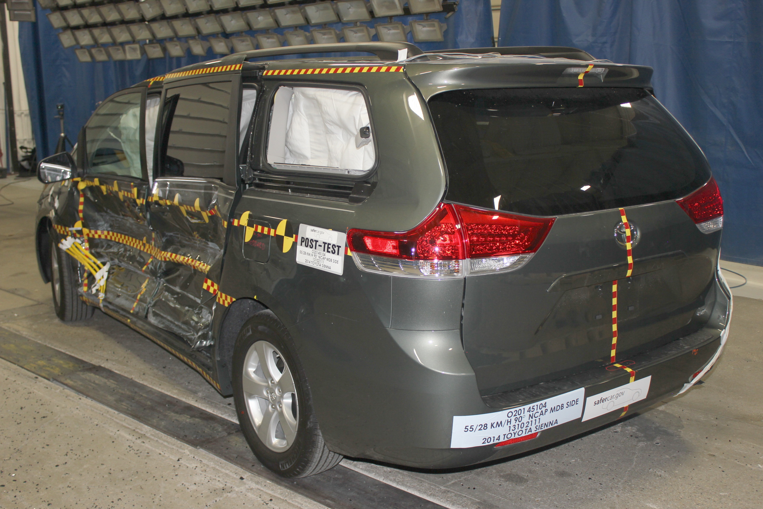 2014 TOYOTA SIENNA crash image 10