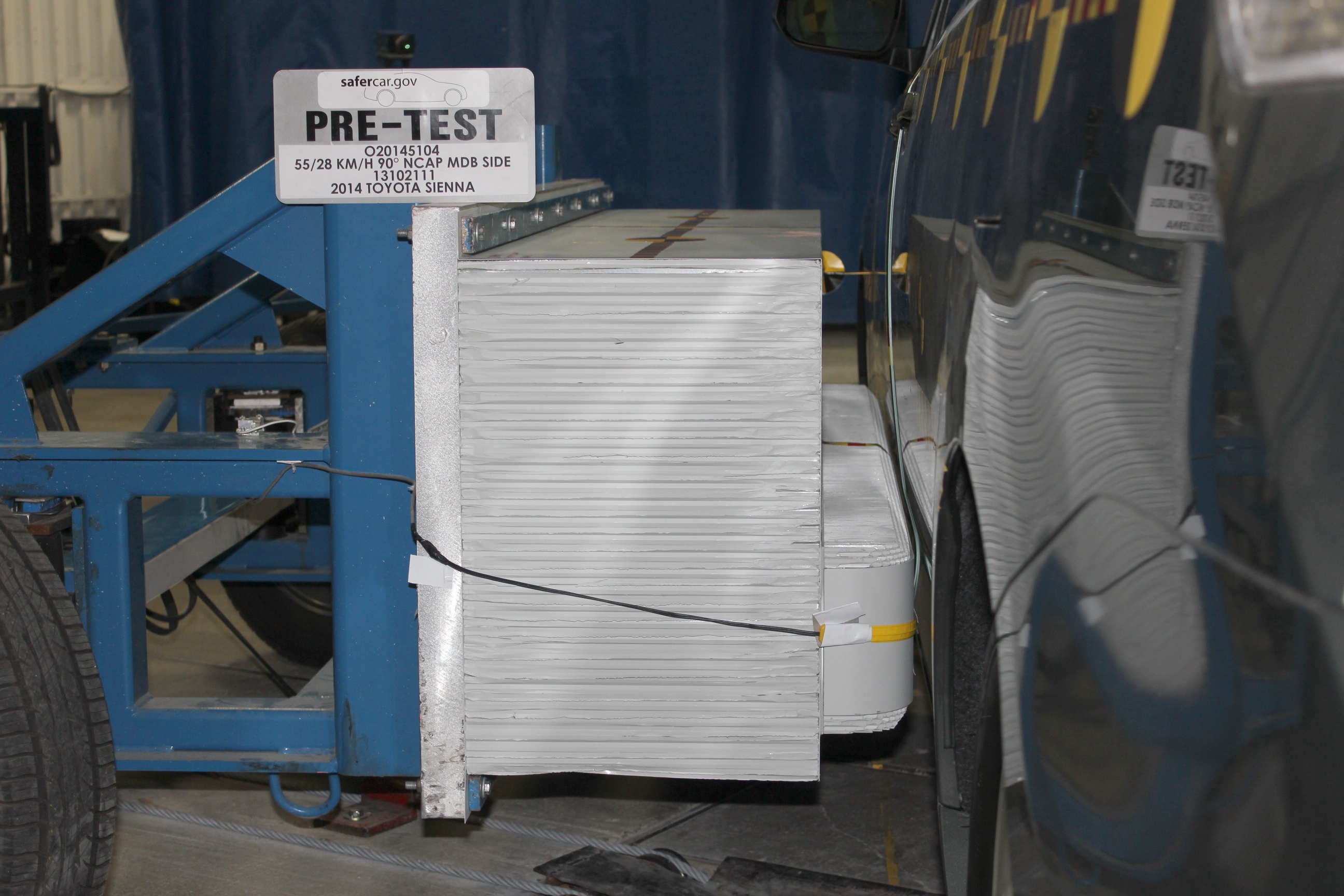 2014 TOYOTA SIENNA crash image 18
