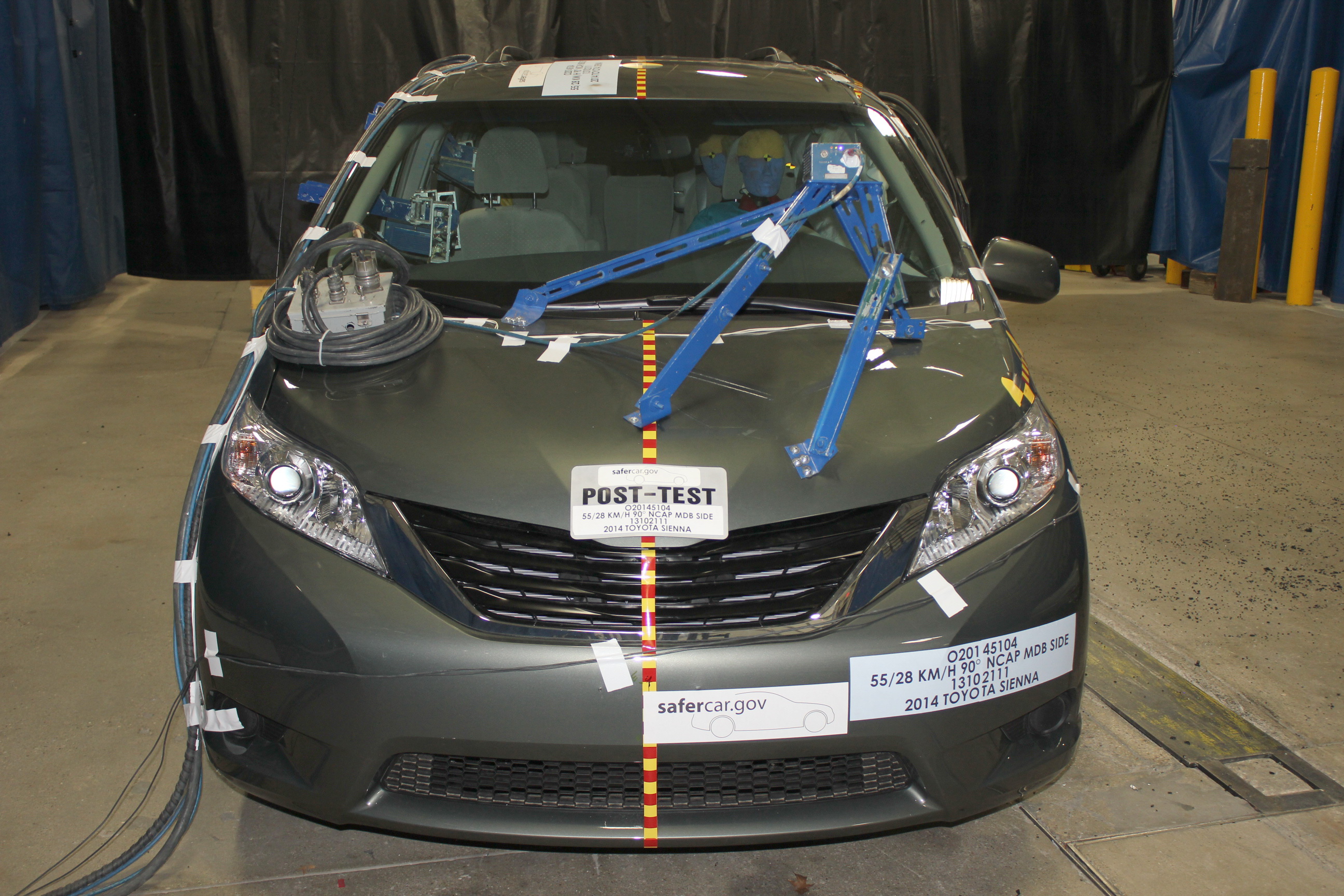2014 TOYOTA SIENNA crash image 4