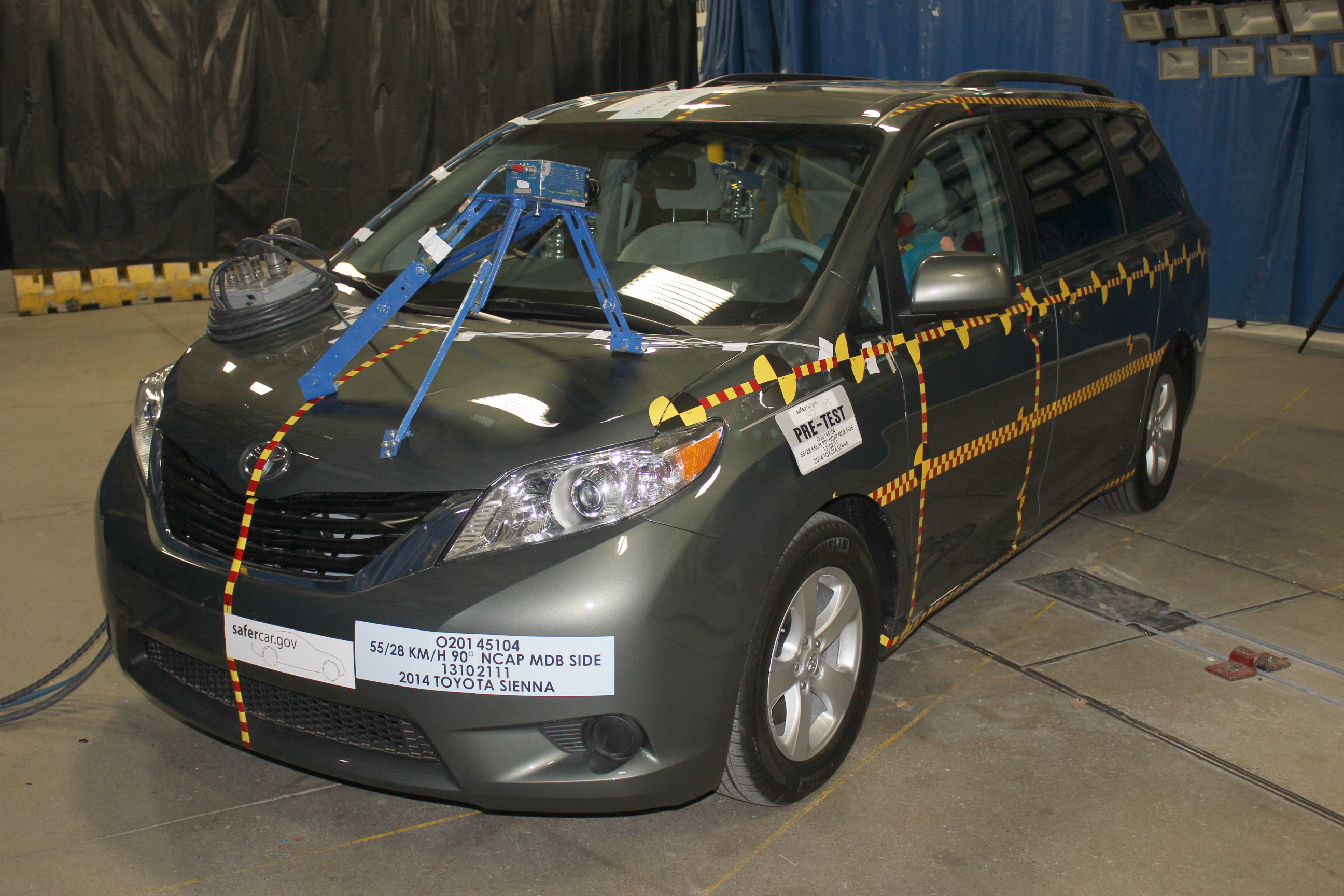 2014 TOYOTA SIENNA crash image 5