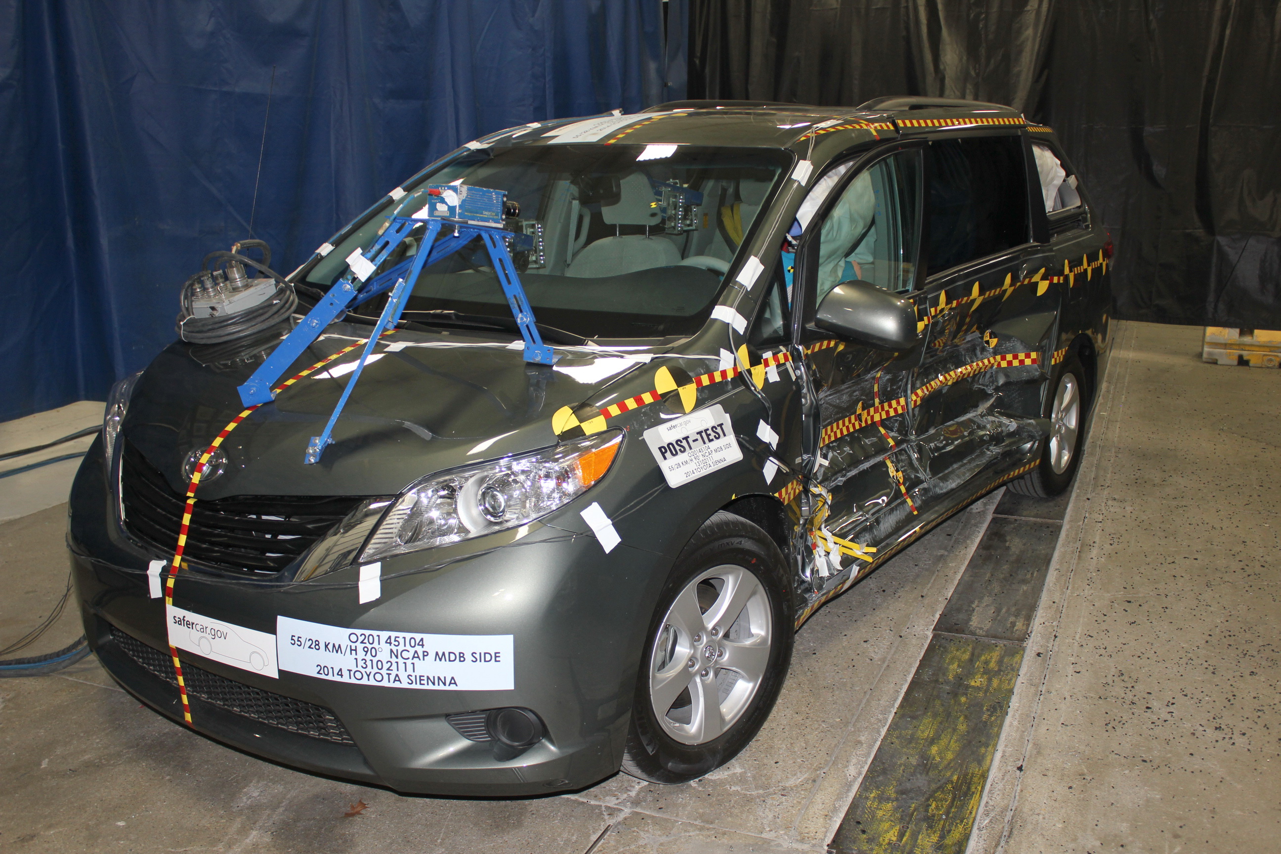2014 TOYOTA SIENNA crash image 6