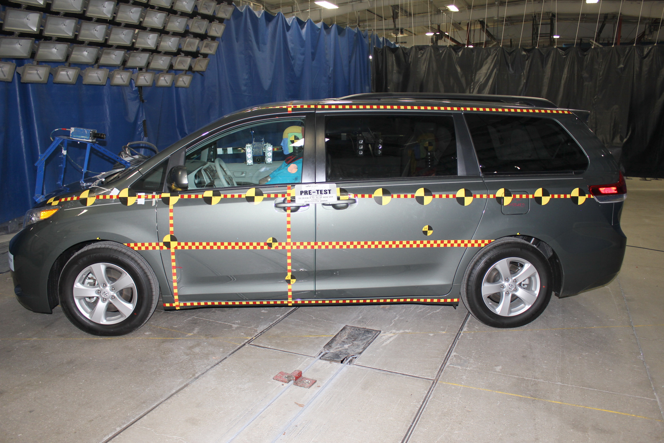 2014 TOYOTA SIENNA crash image 7