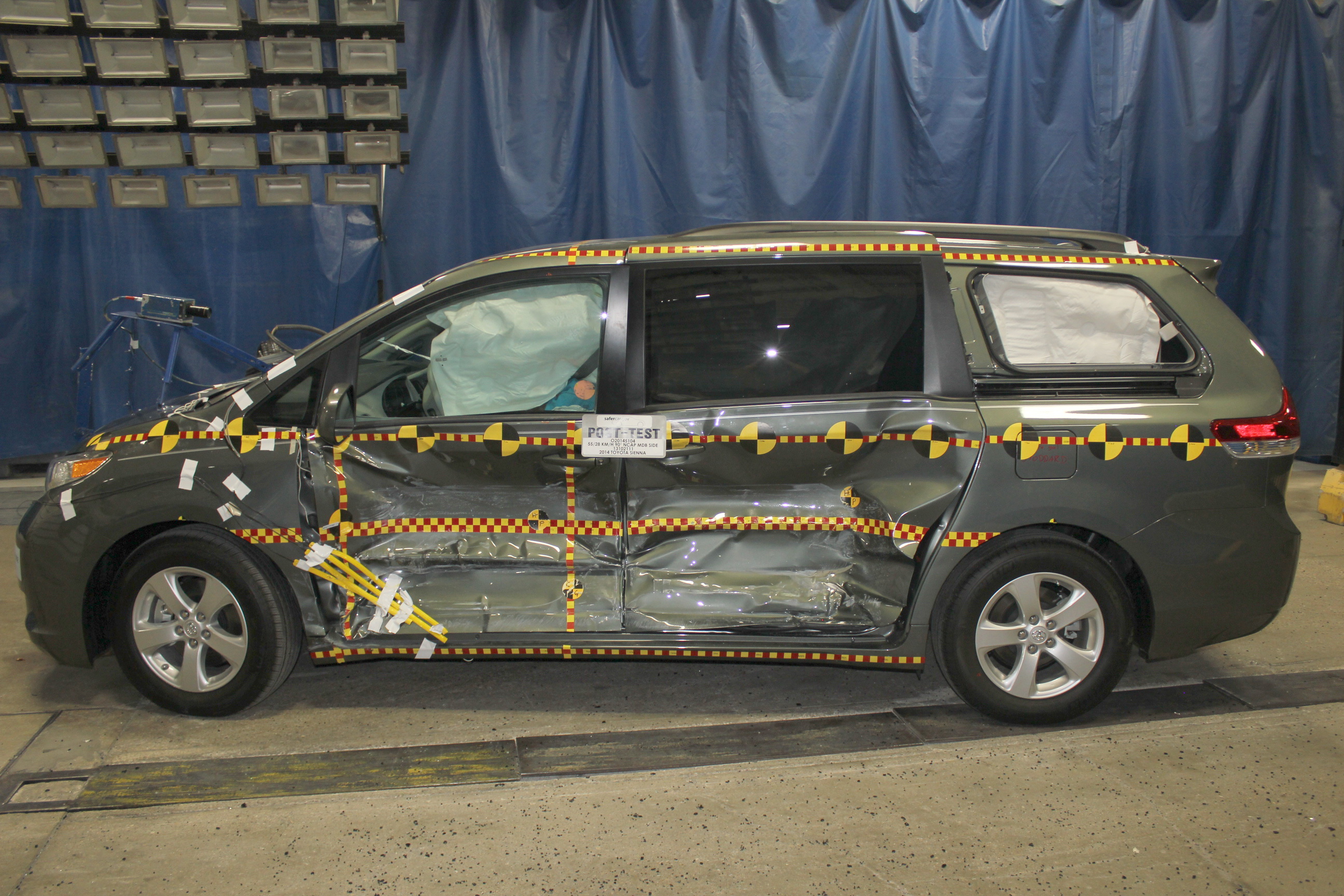 2014 TOYOTA SIENNA crash image 8