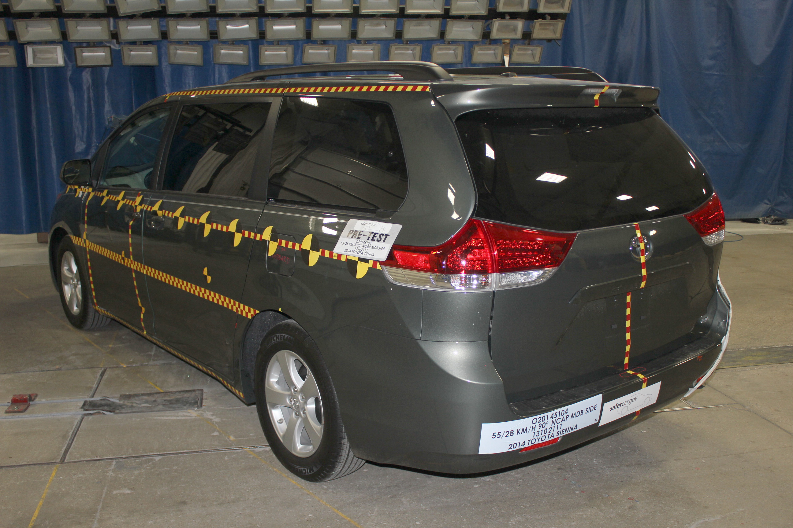 2014 TOYOTA SIENNA crash image 9