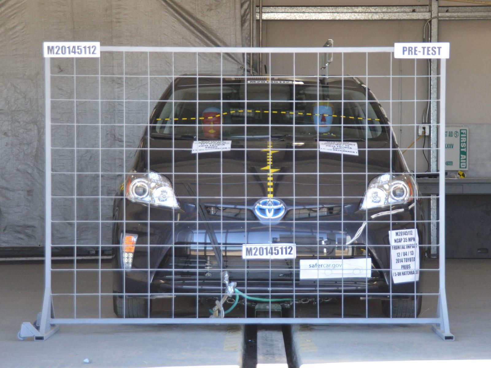 2014 TOYOTA PRIUS crash-test photo
