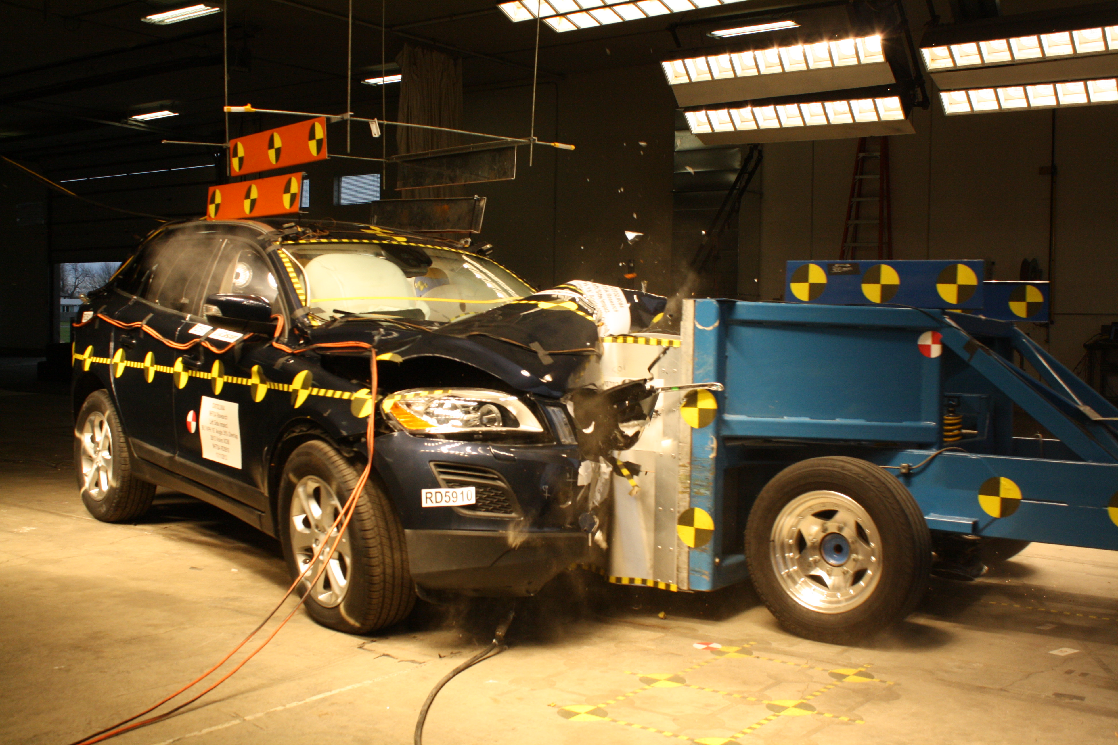 2013 VOLVO XC60 crash-test photo