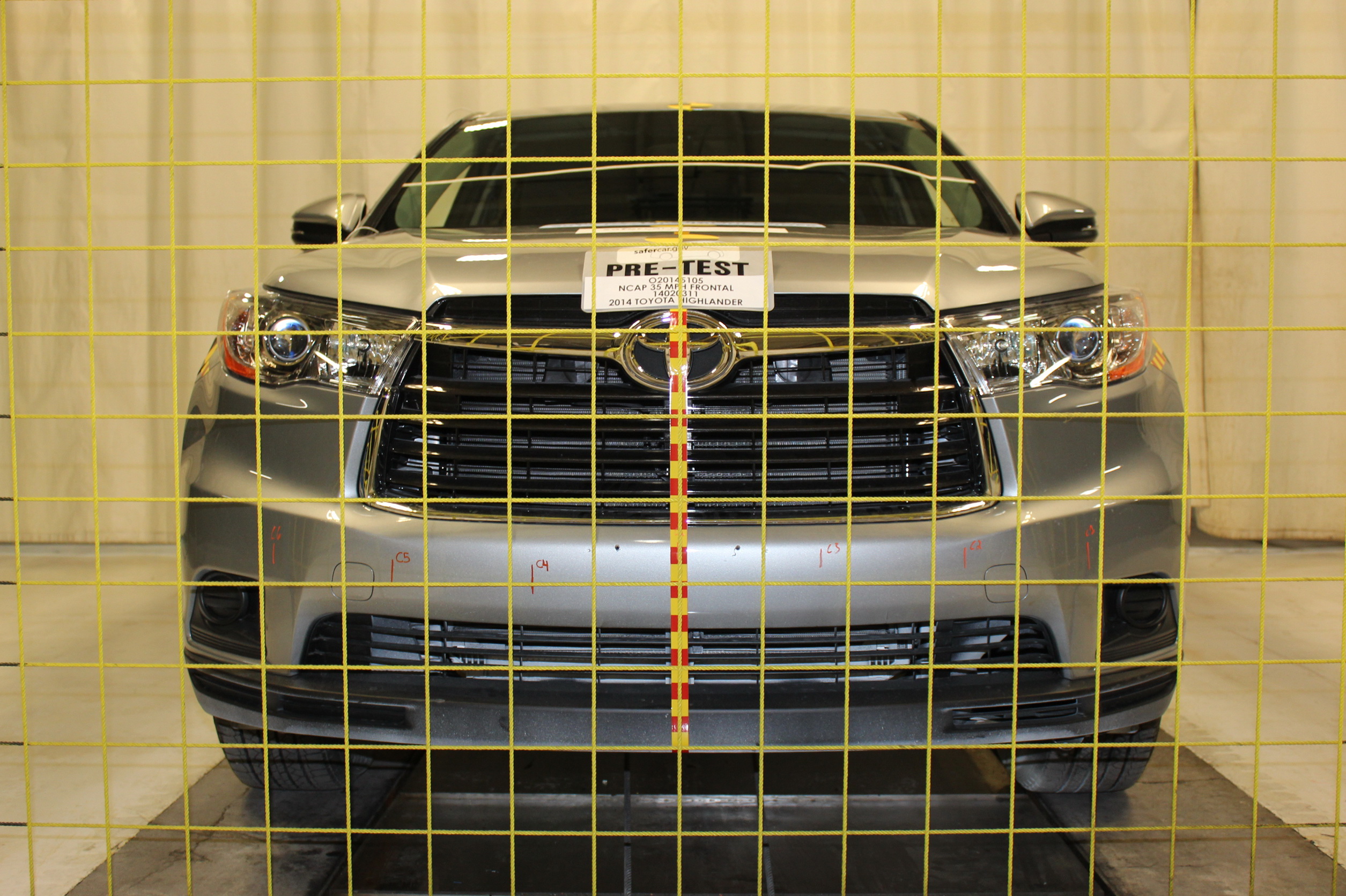 2014 TOYOTA HIGHLANDER crash-test photo