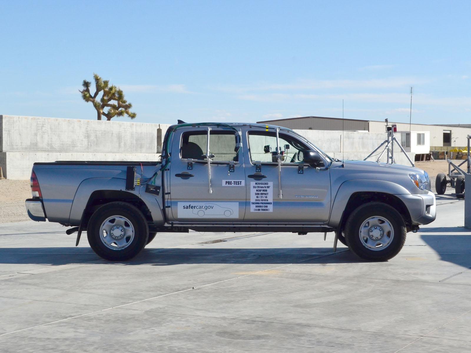 2015 TOYOTA TACOMA crash image 13