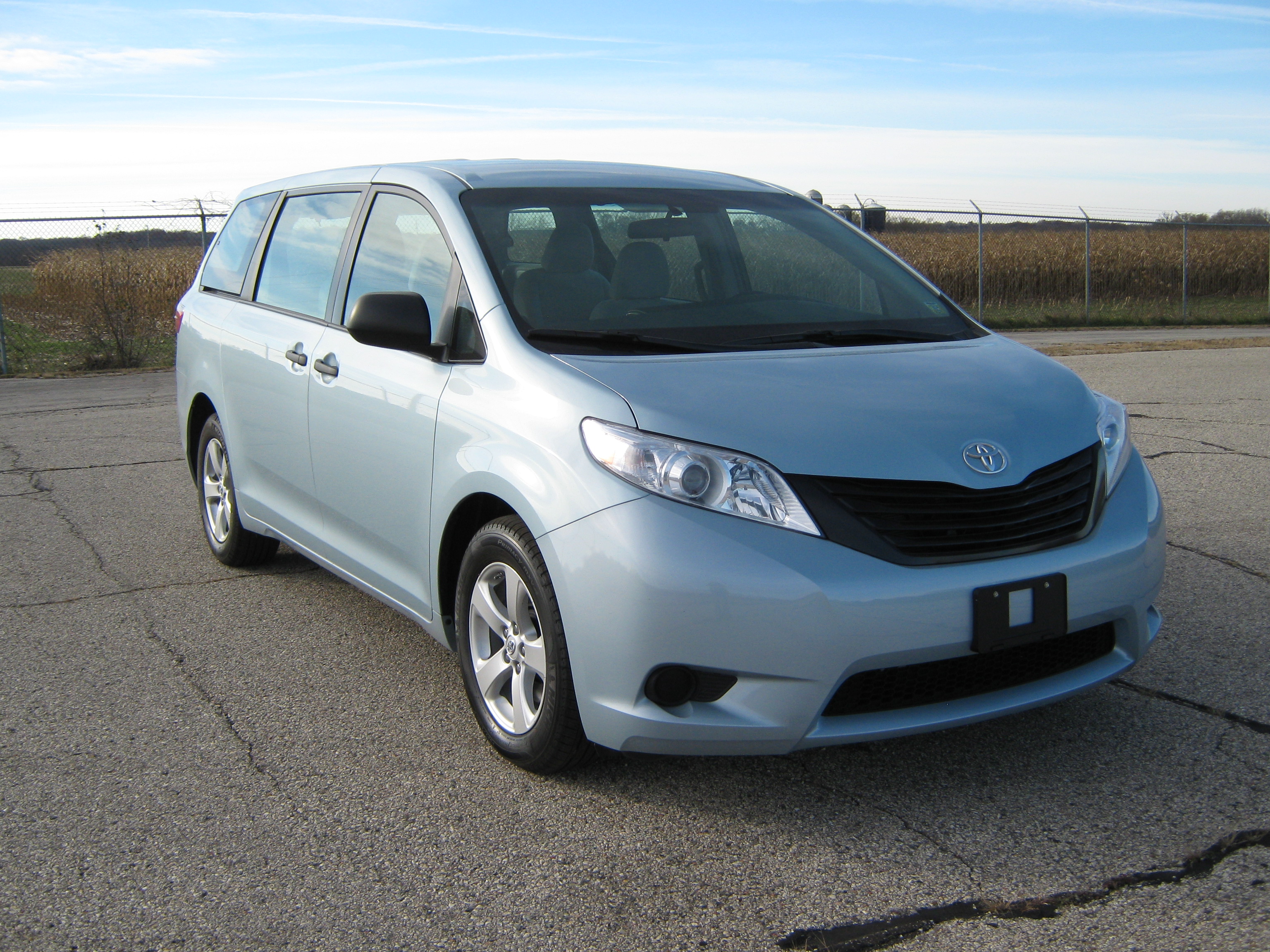 2015 TOYOTA SIENNA crash-test photo