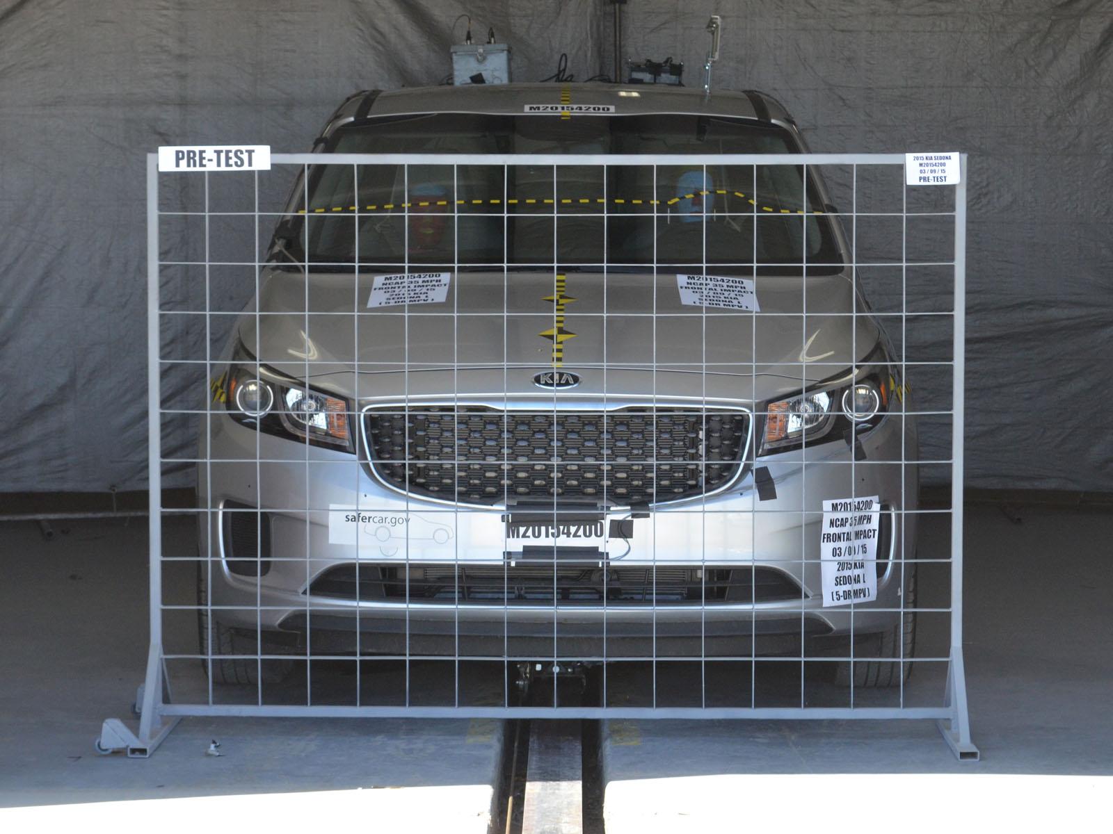 2015 KIA SEDONA crash-test photo