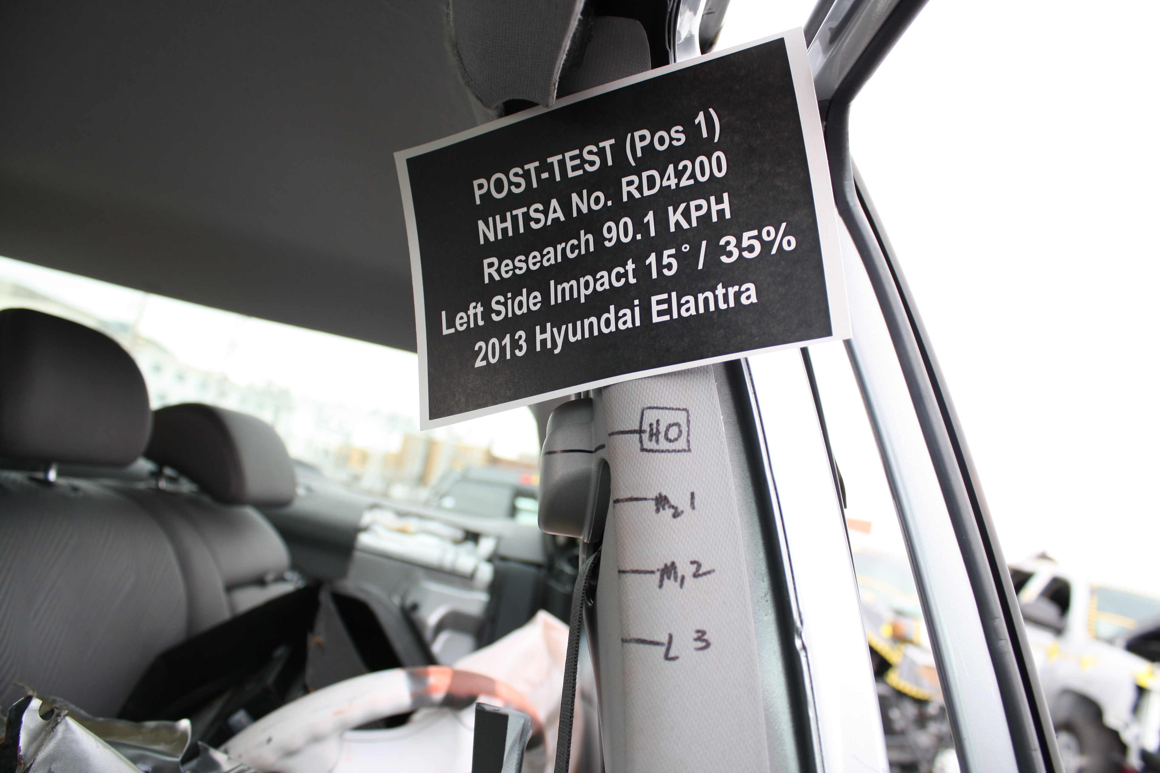 2013 HYUNDAI ELANTRA crash-test photo