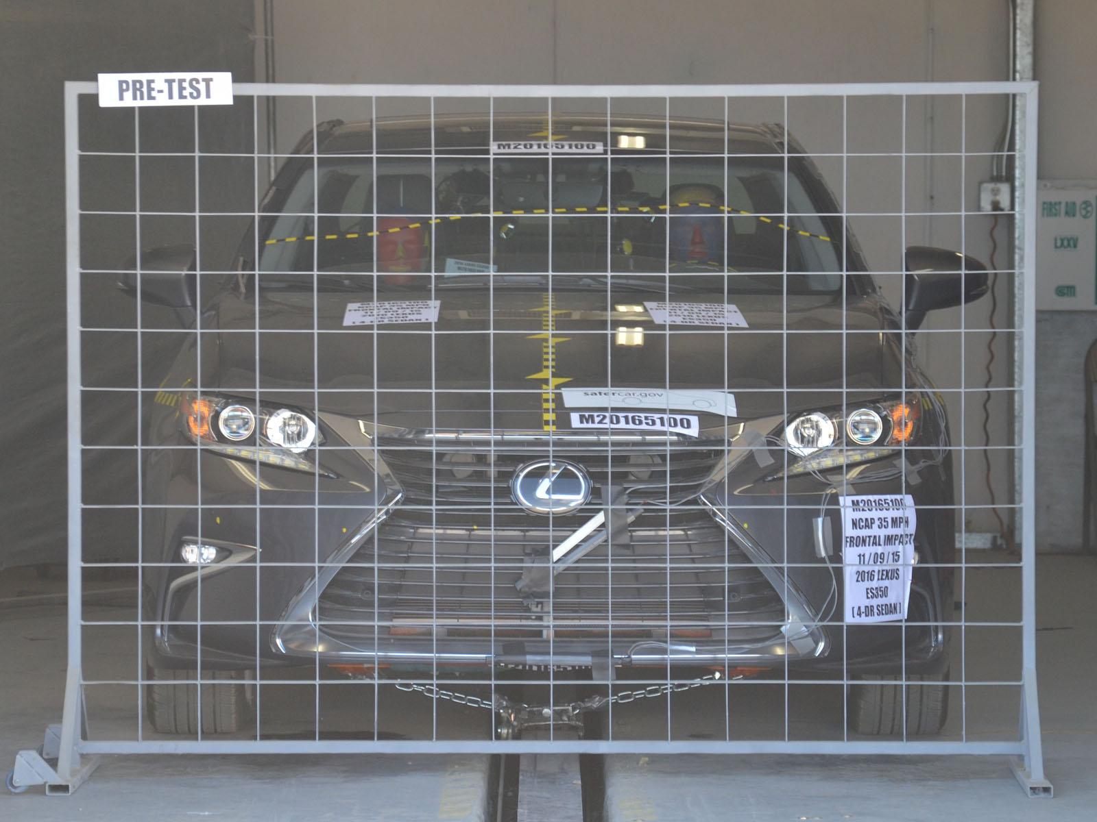 2016 LEXUS ES 350 crash-test photo