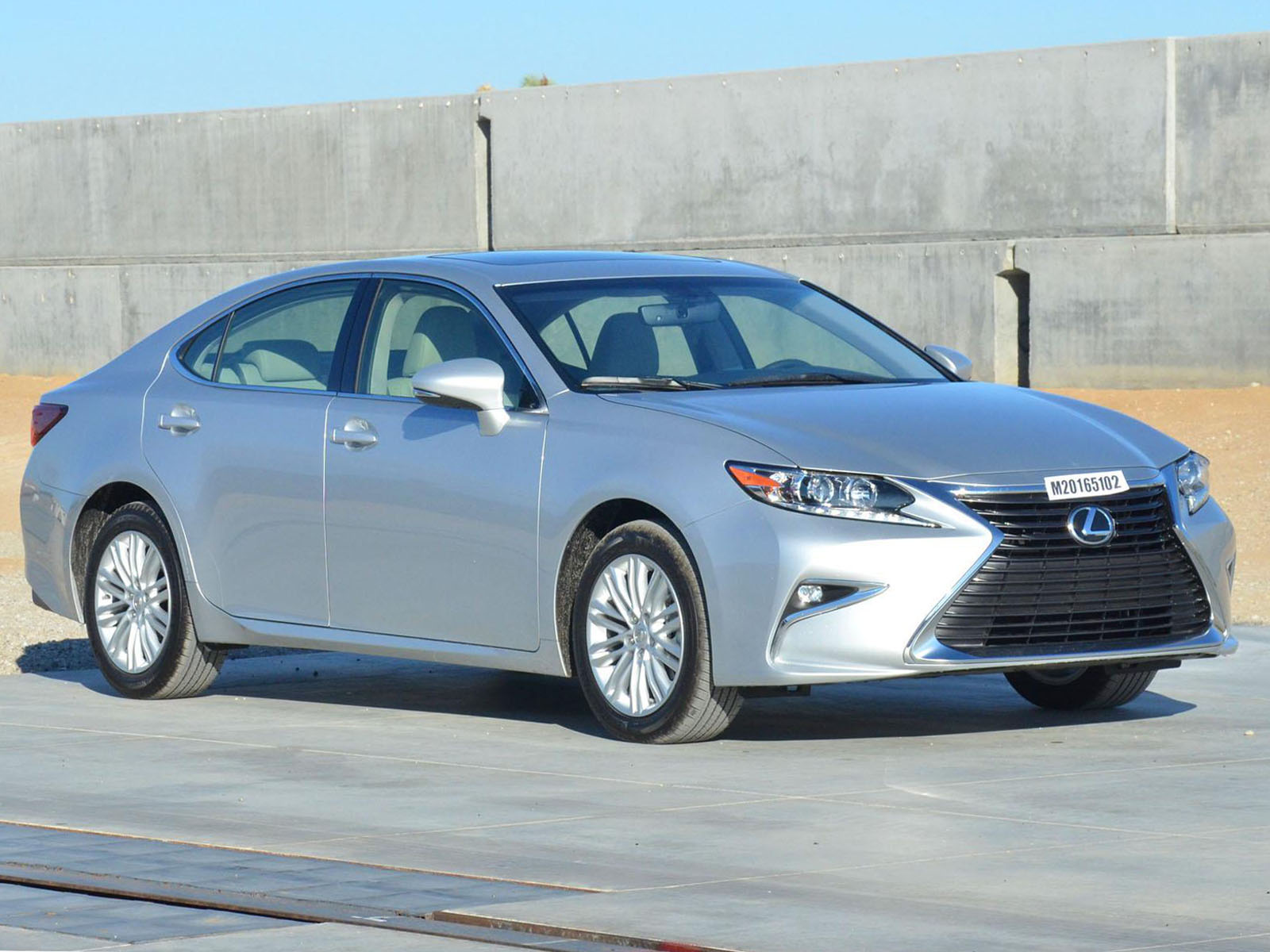 2016 LEXUS ES 350 crash-test photo