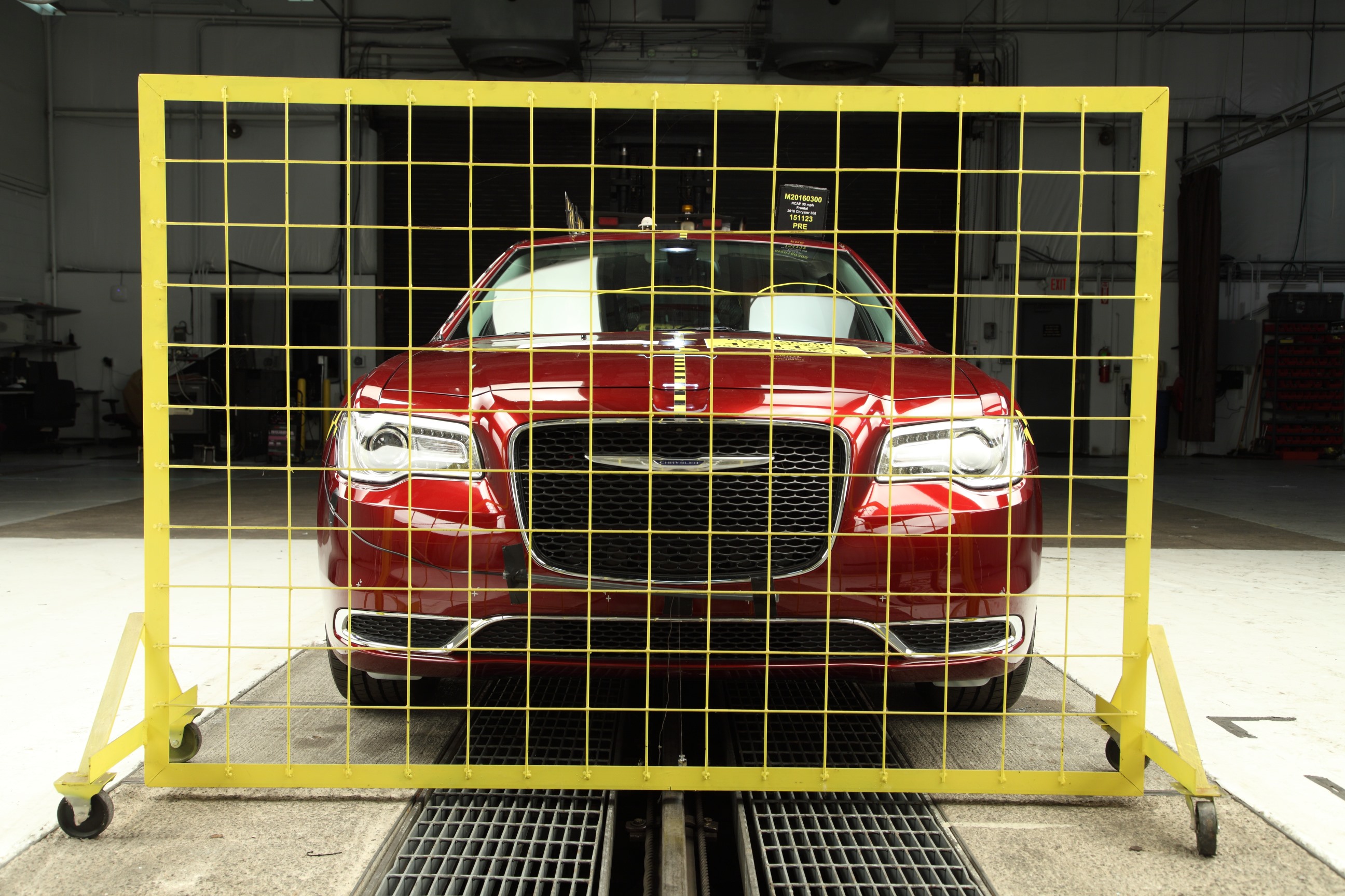 2016 CHRYSLER 300 crash-test photo