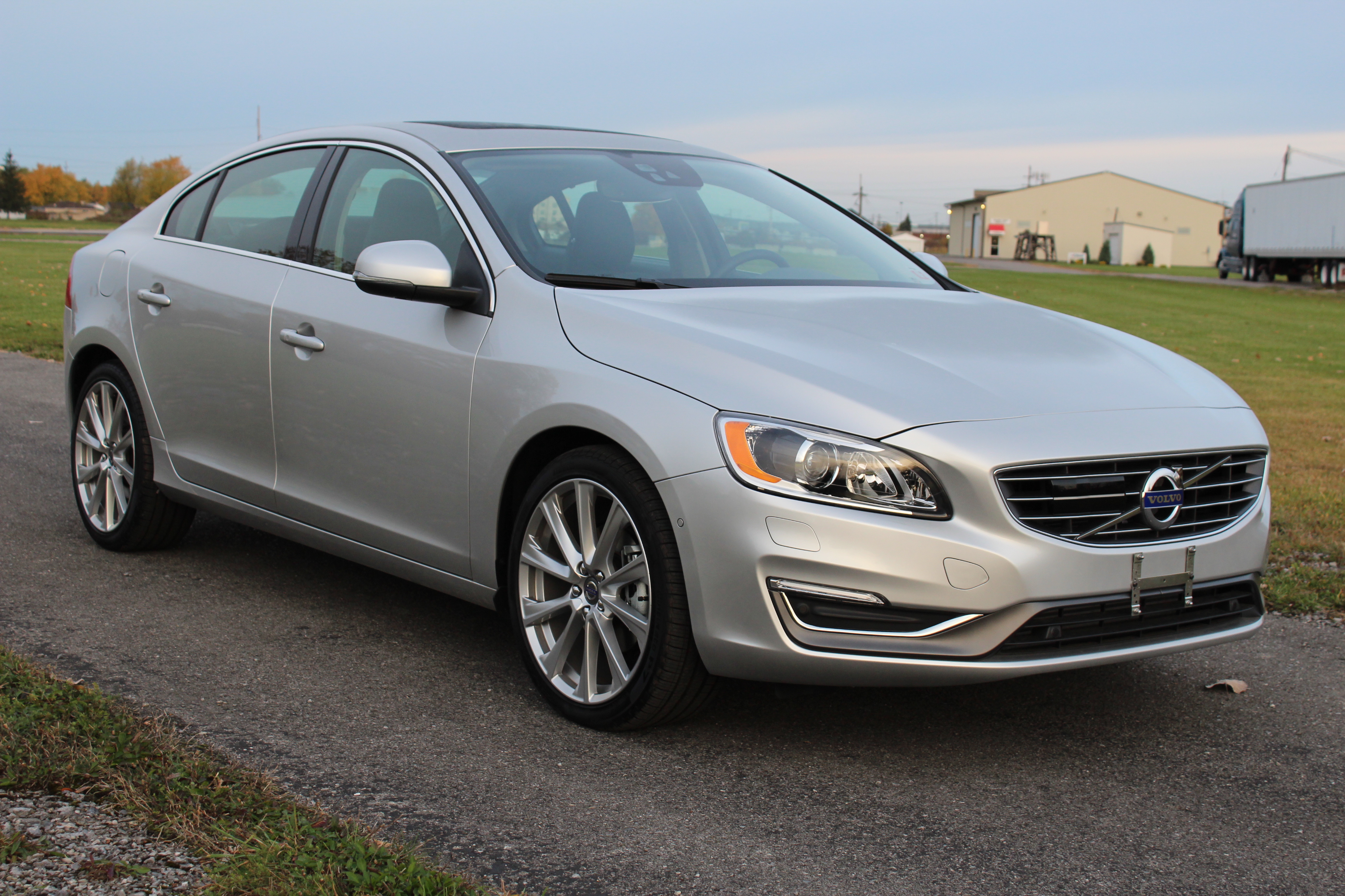 2016 VOLVO S60I crash-test photo