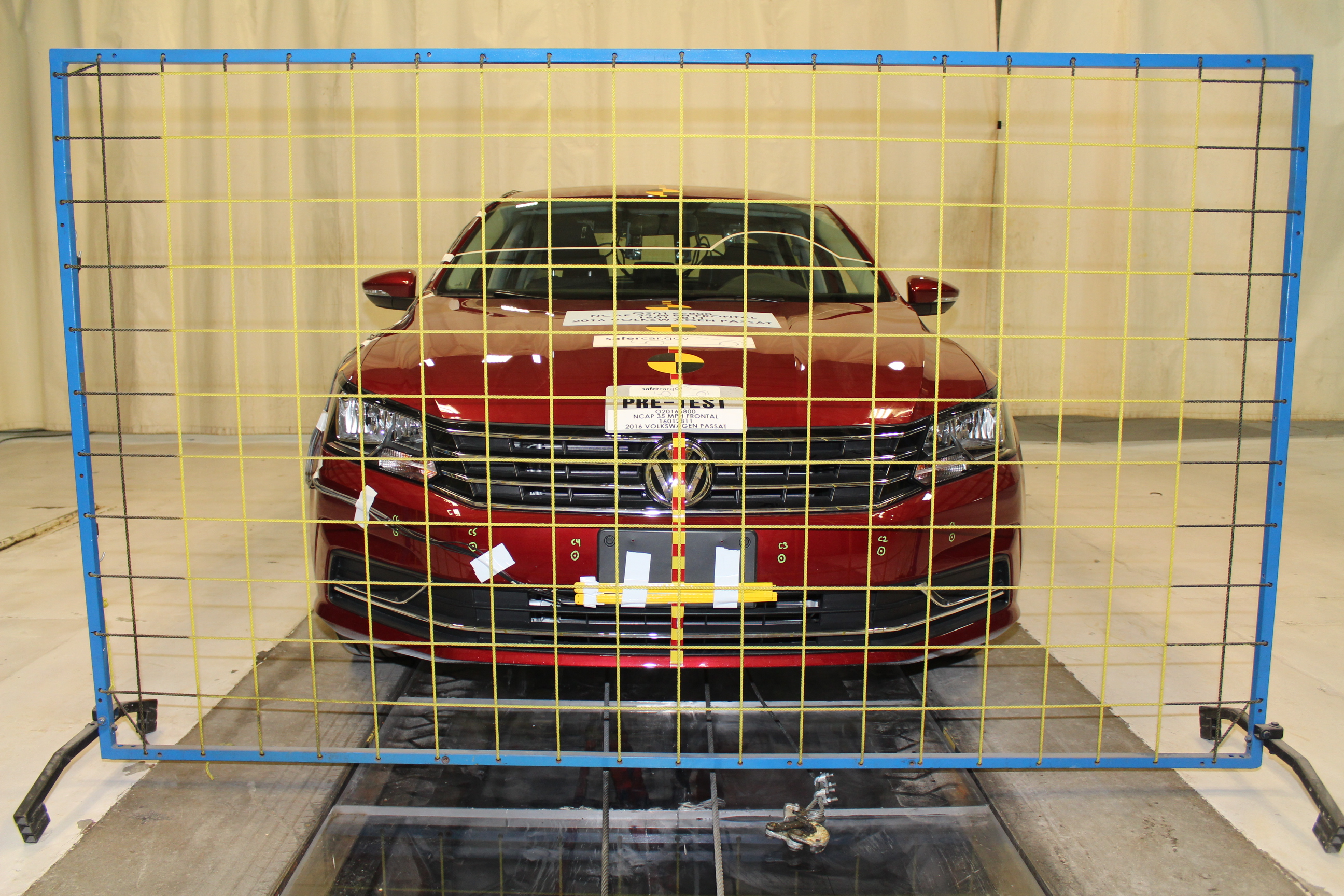 2016 VOLKSWAGEN PASSAT crash-test photo