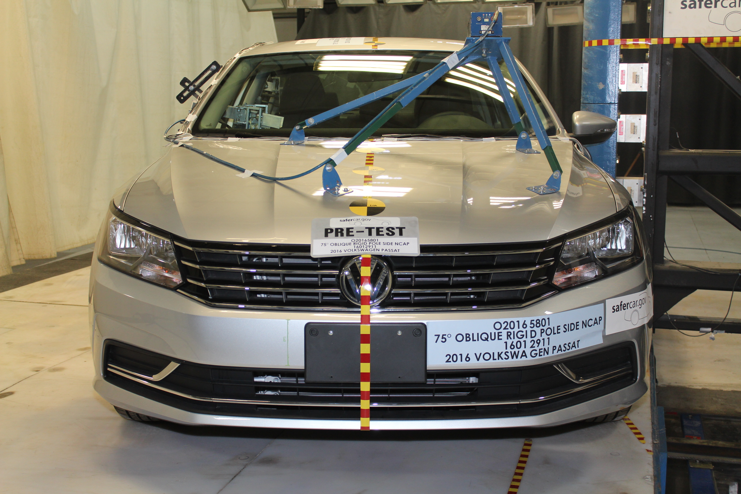2016 VOLKSWAGEN PASSAT crash-test photo