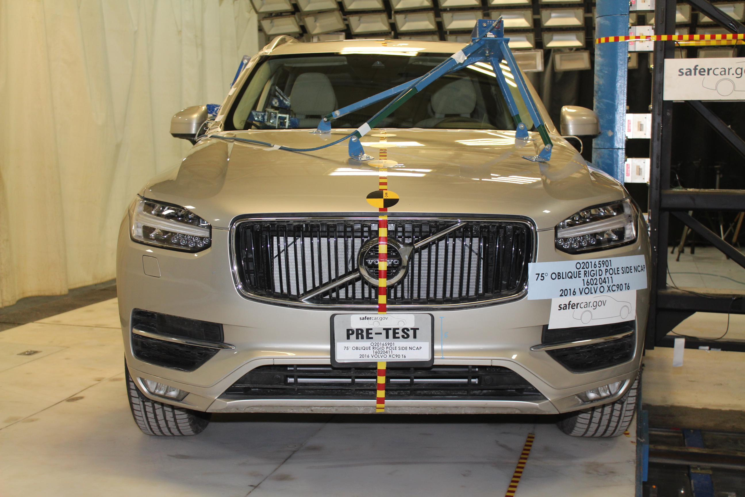 2016 VOLVO XC90 T6 crash-test photo