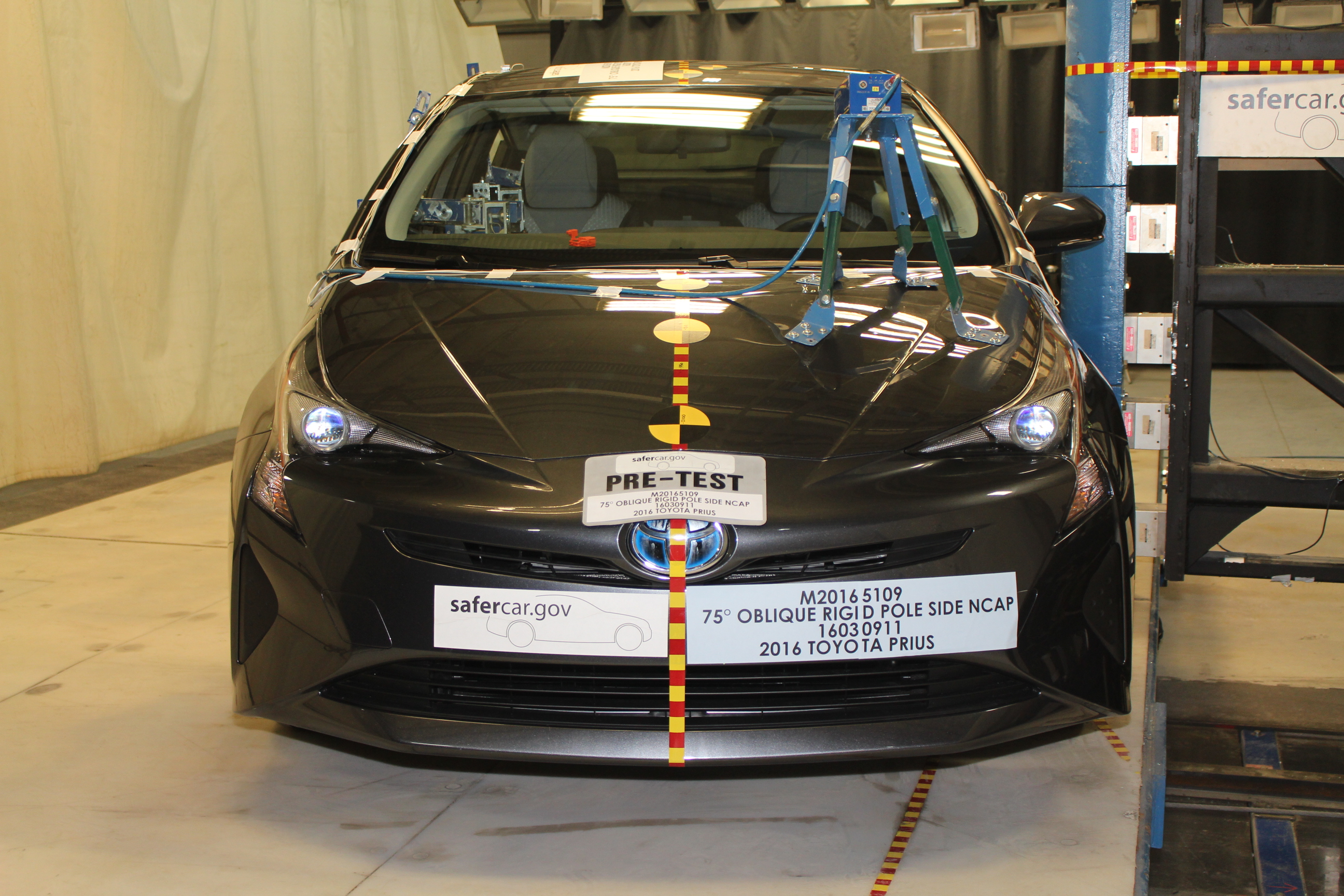 2016 TOYOTA PRIUS crash-test photo