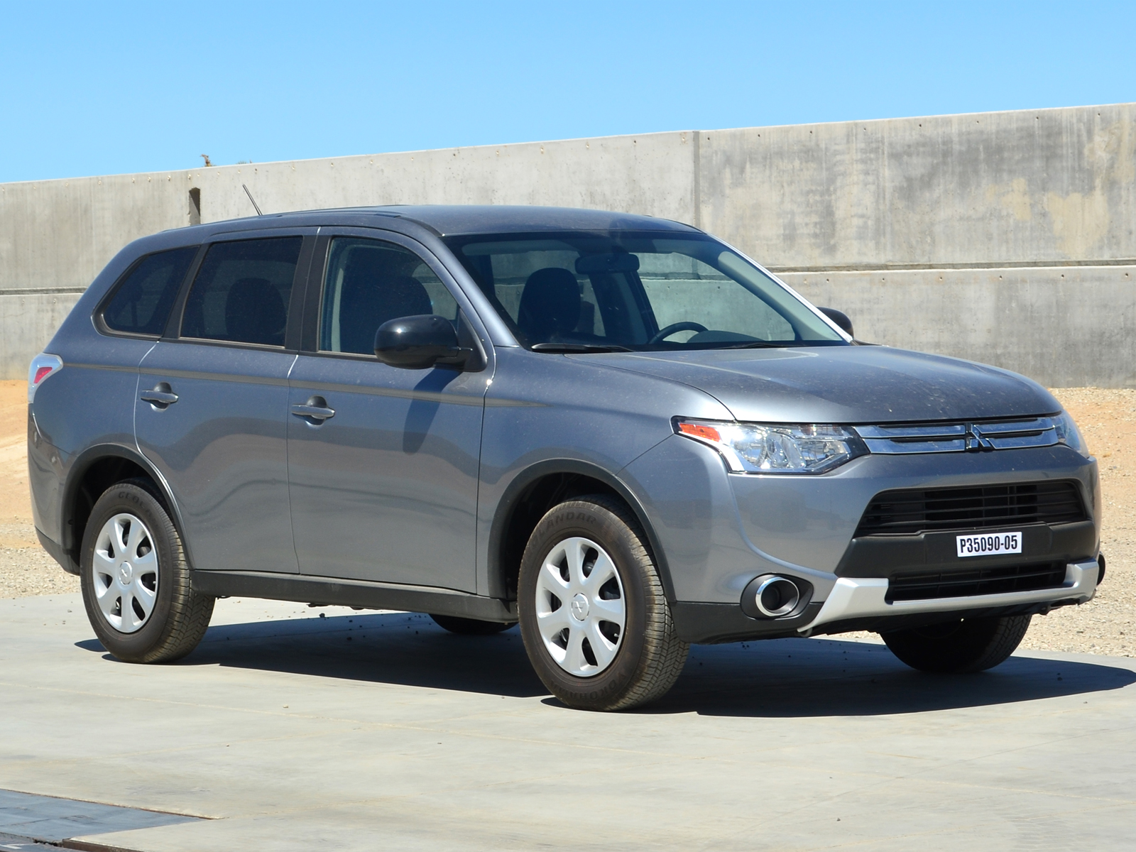 2015 MITSUBISHI OUTLANDER crash-test photo