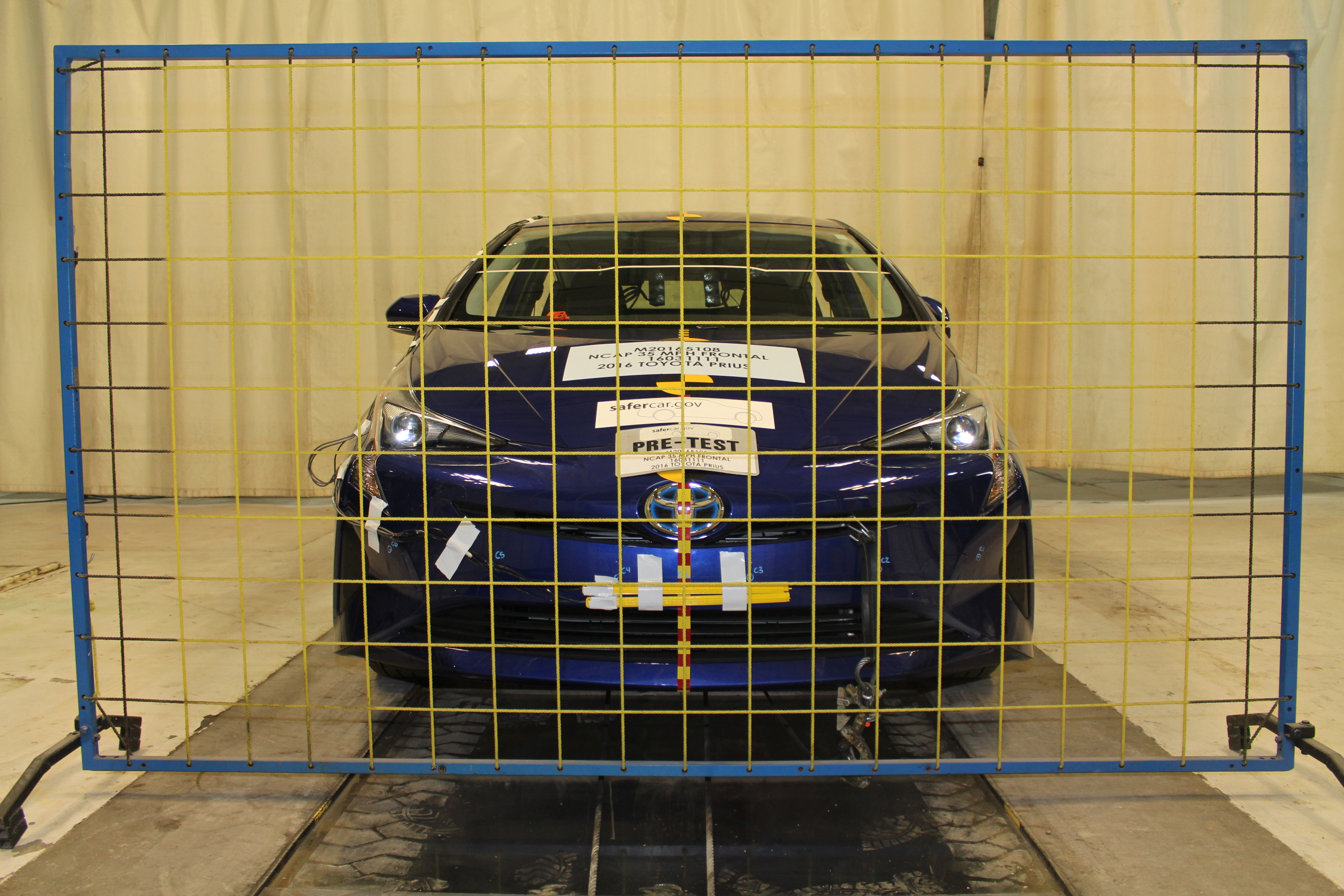 2016 TOYOTA PRIUS crash-test photo