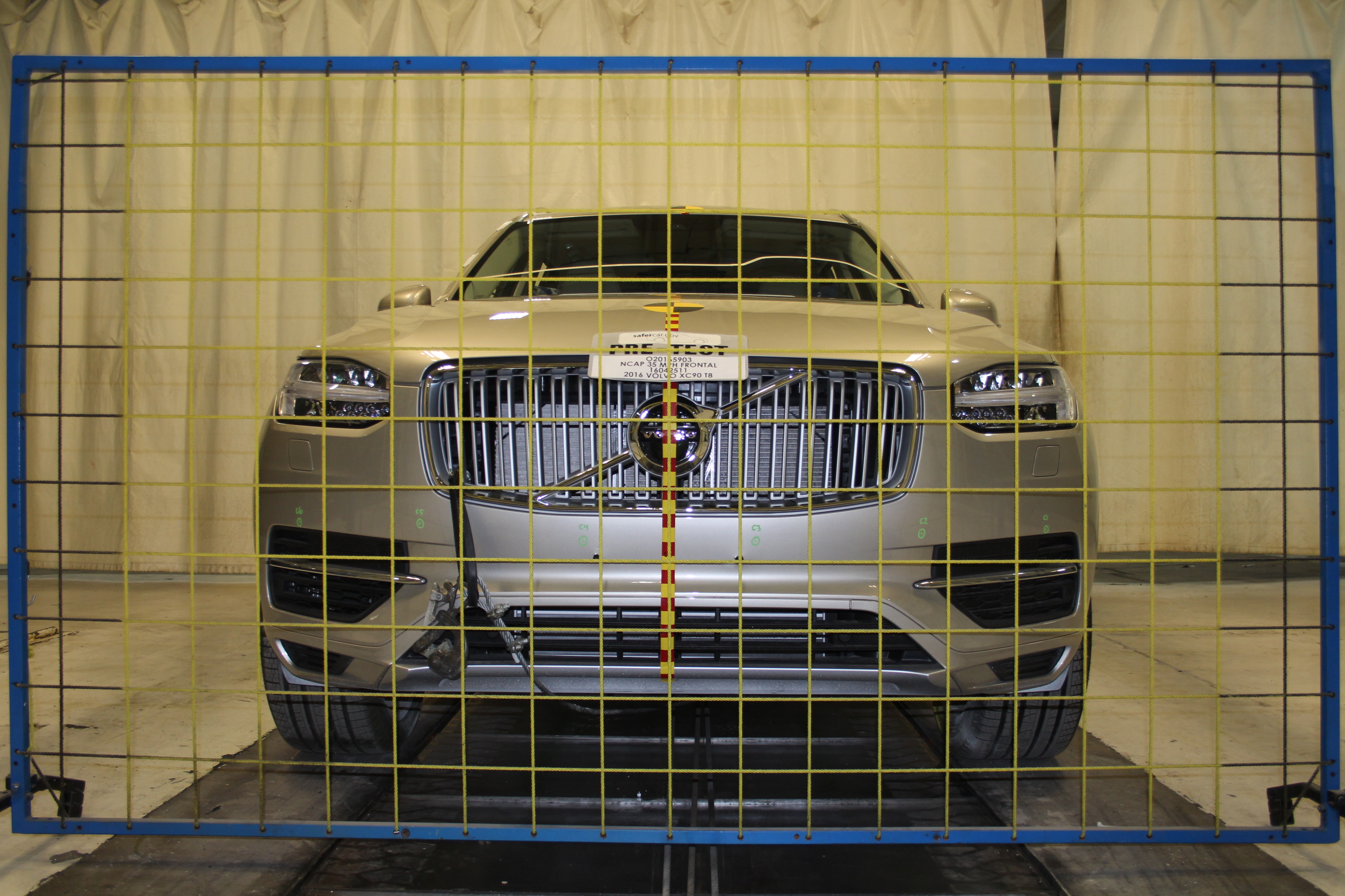 2016 VOLVO XC90 T8 crash-test photo