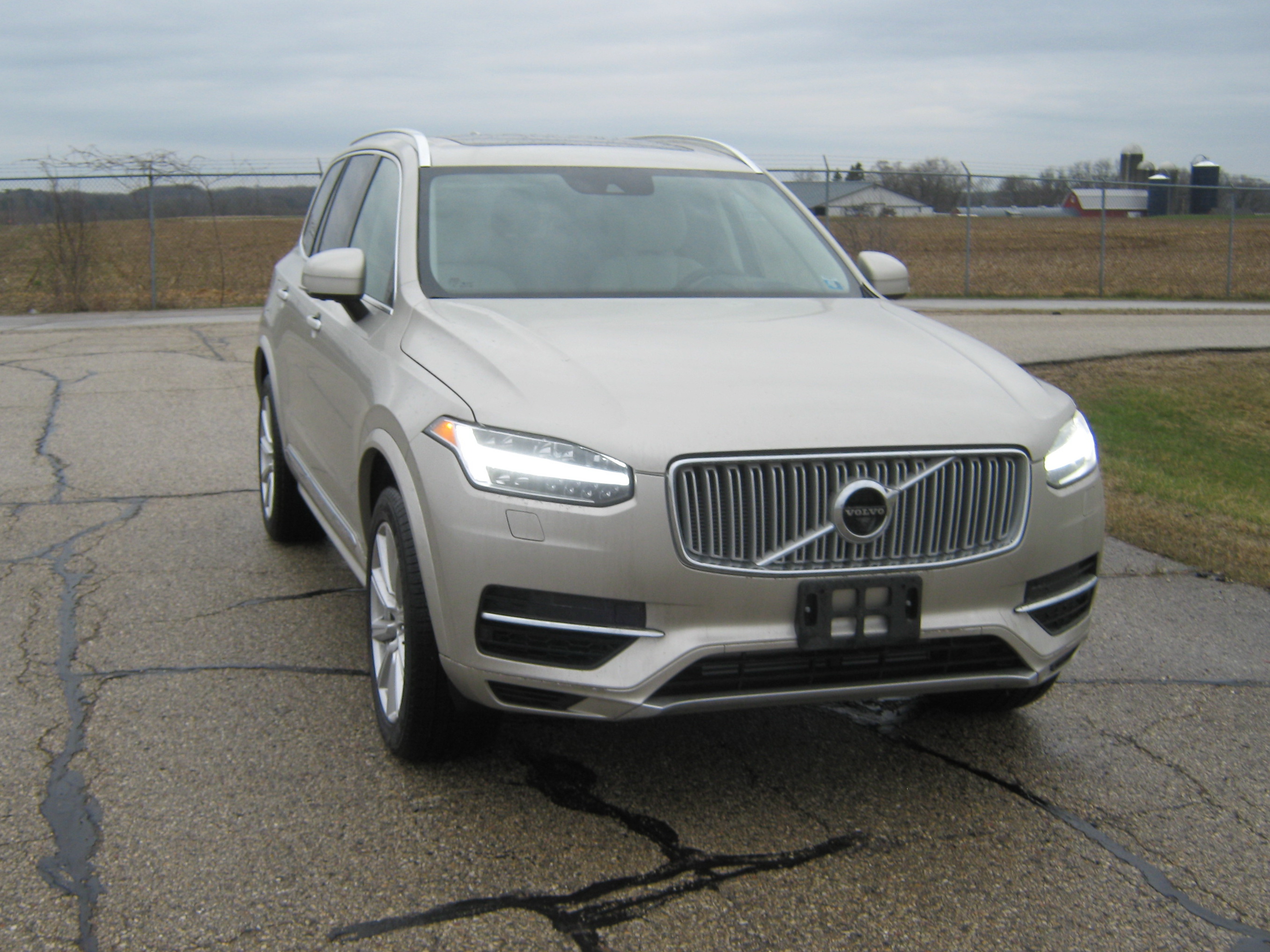 2016 VOLVO XC90 T8 crash-test photo