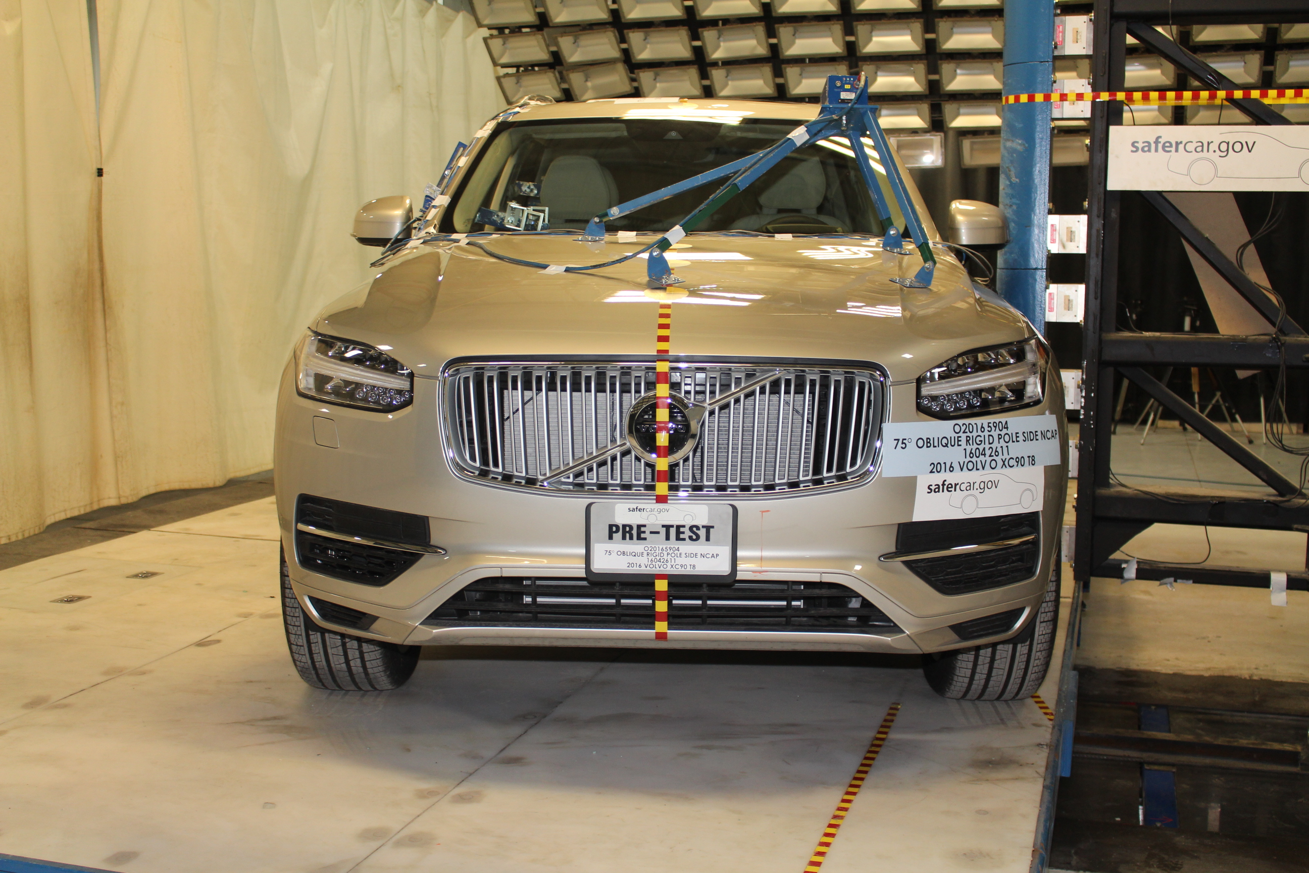 2016 VOLVO XC90 T8 crash-test photo