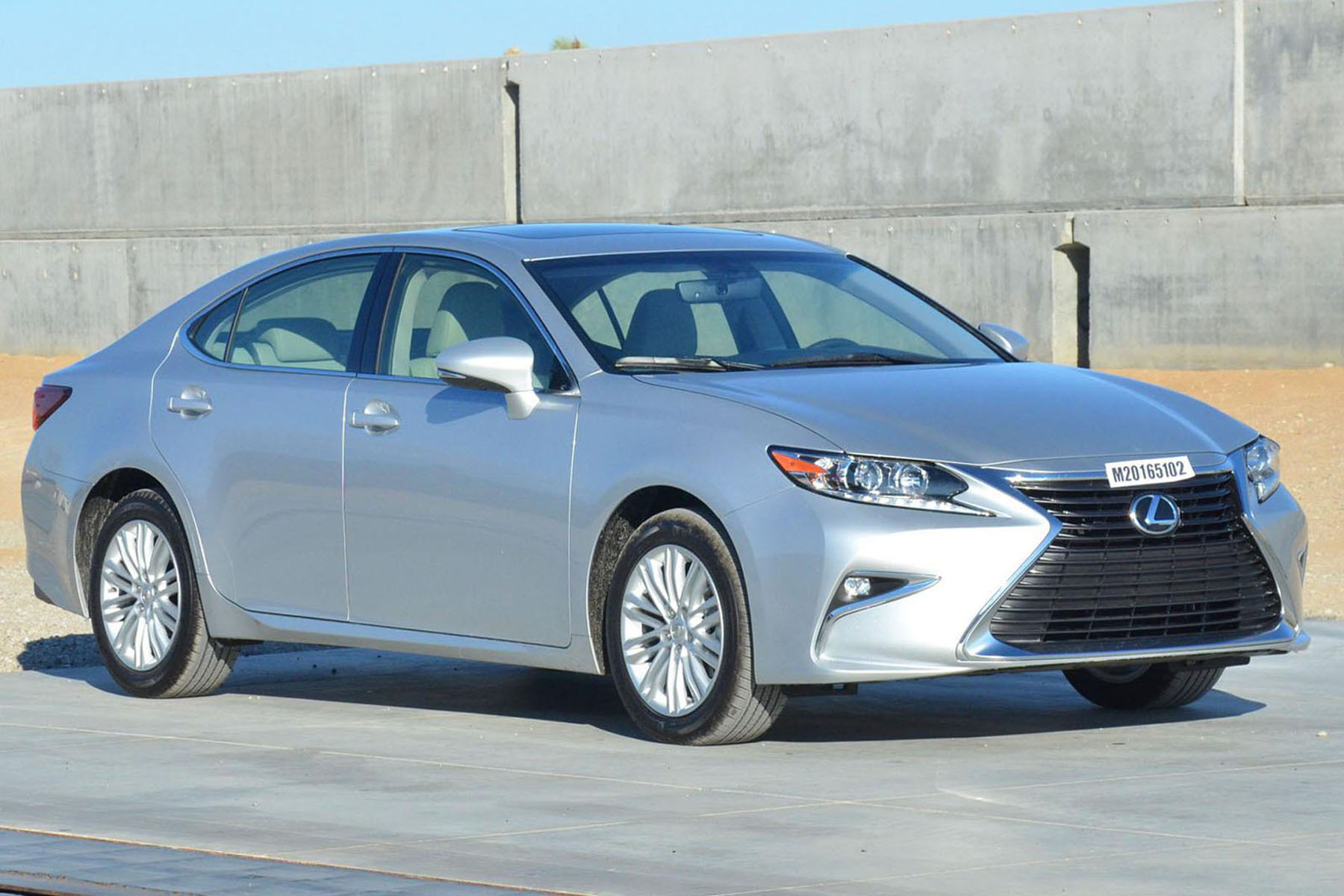 2016 LEXUS ES 350 crash-test photo
