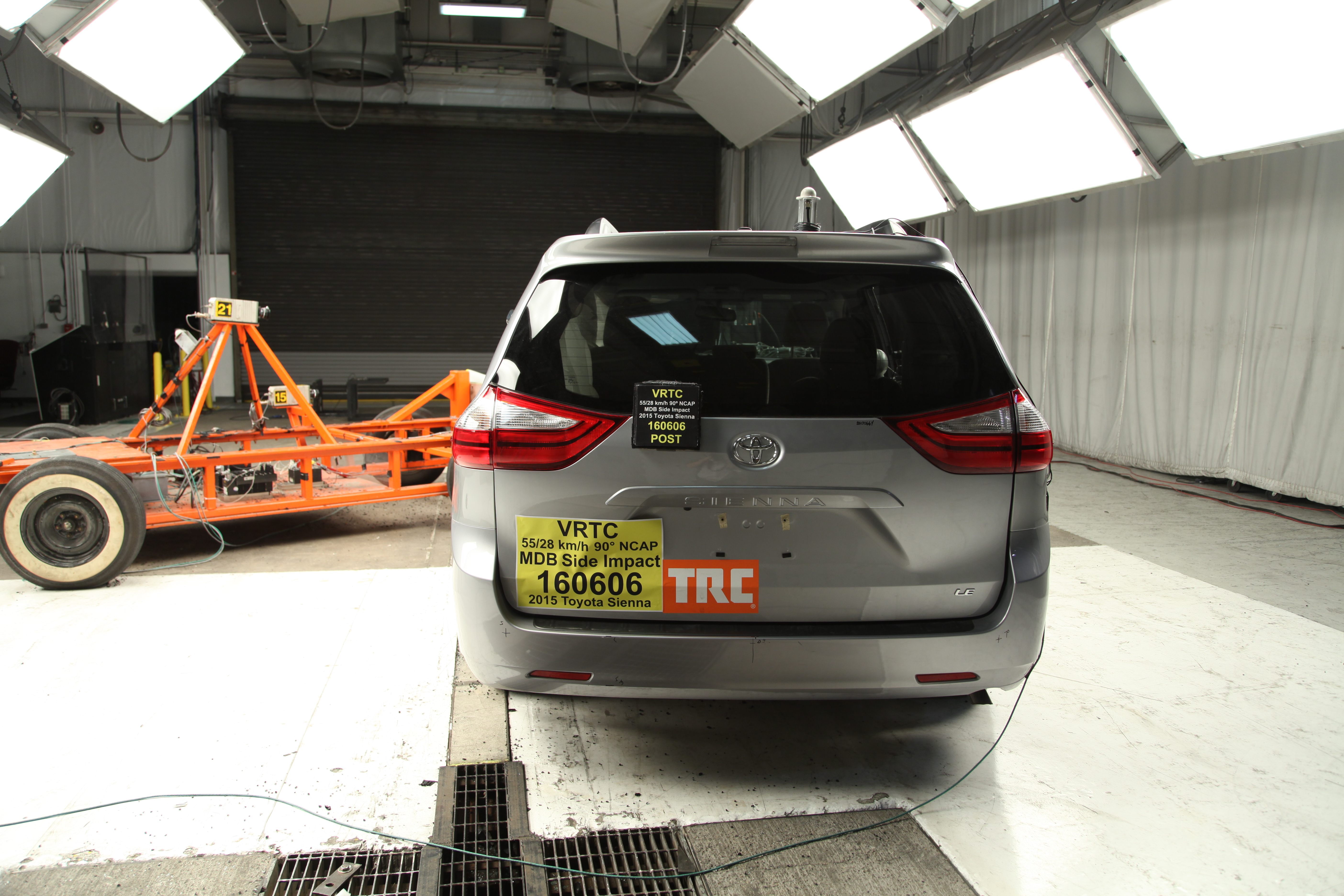 2015 TOYOTA SIENNA crash-test photo