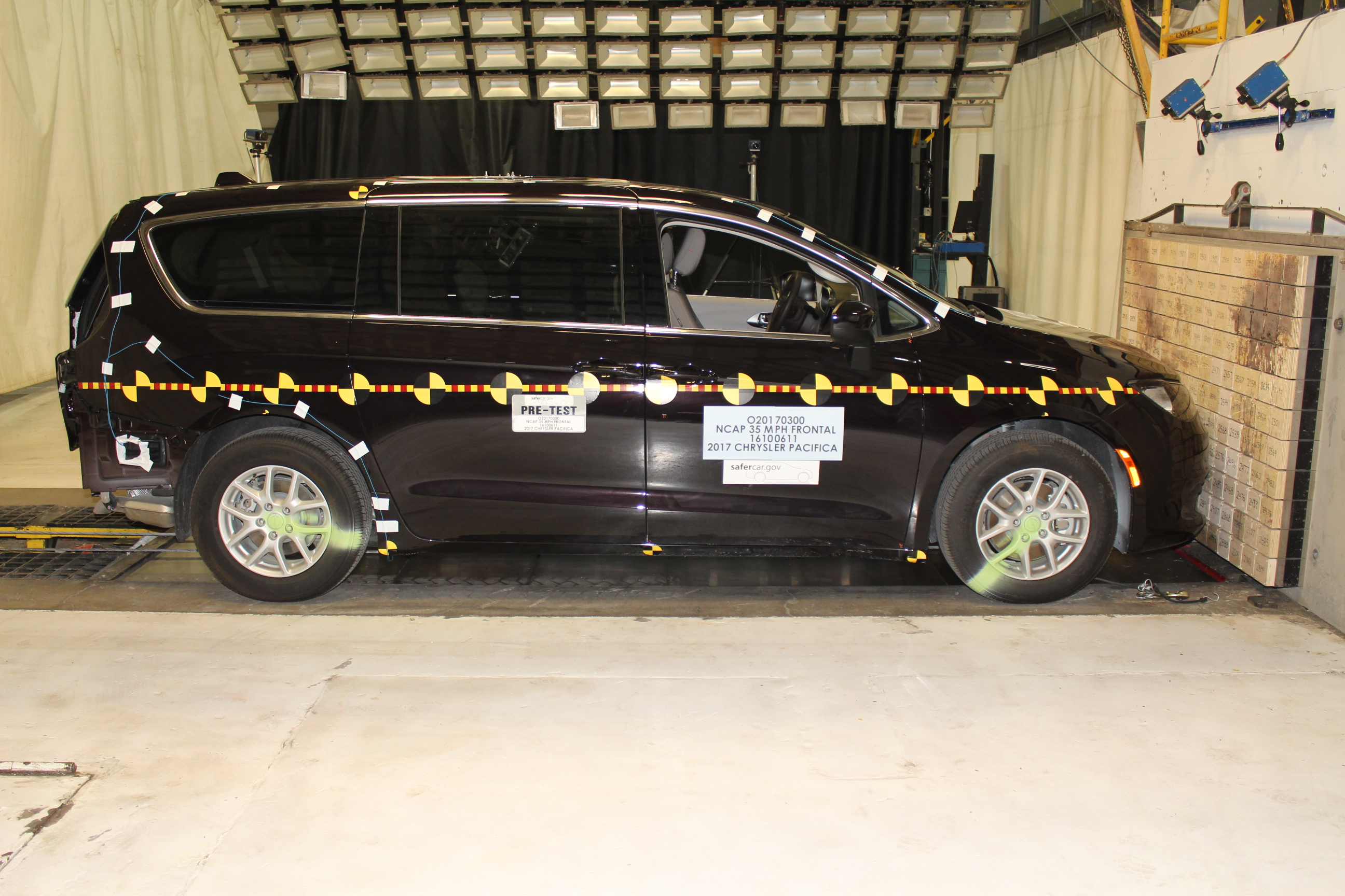2017 CHRYSLER PACIFICA crash image 12